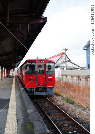 JR豐橋本線列車停靠在宮地月台，宮地站是通往阿蘇神社的門戶。 136412991