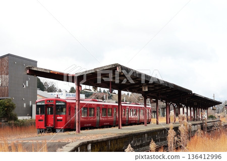 JR豐橋本線列車停靠在宮地月台,宮地站是通往阿蘇神社的門戶。 JR豐橋本線列車停靠在宮地月台,宮地站是通往阿蘇神社的門戶。 136412996
