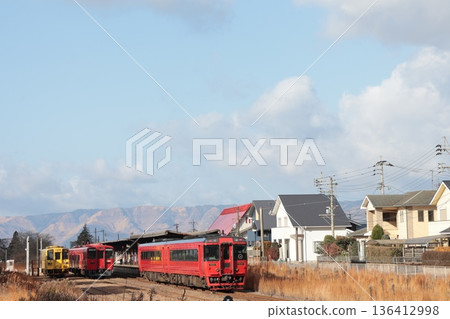 JR豐橋本線上的宮地站,列車從這裡駛過,背景是阿蘇山脈。 JR豐橋本線上的宮地站,列車從這裡駛過,背景是阿蘇山脈。 136412998