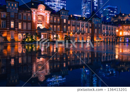Rainy night view of Tokyo Station Marunouchi Station Square [Urban image] 136413201