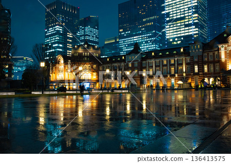 雨夜東京站丸之內站廣場景色[城市景觀] 136413575