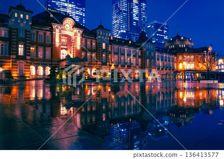 雨夜東京站丸之內站廣場景色[城市景觀] 136413577
