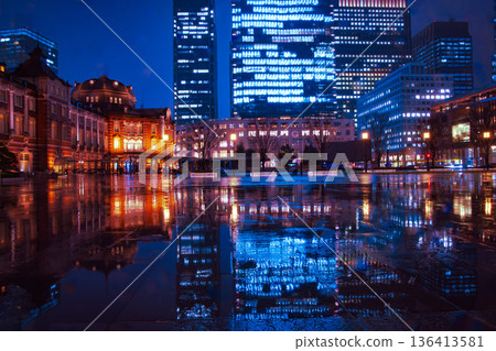 雨夜東京站丸之內站廣場景色[城市景觀] 136413581