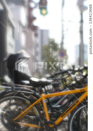 停在人行道上的自行車(柔焦) 停在人行道上的自行車(柔焦) 136413666