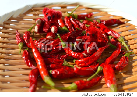 鮮紅的辣椒和鮮紅的泰迪熊 136413924