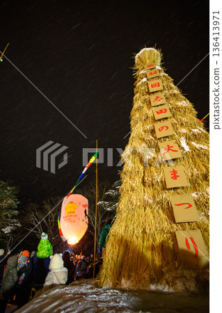 在秋田縣大田火祭上，人們拋擲紙氣球許願。 136413971