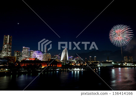 從大棧橋碼頭觀賞港未來夜景和煙火。 136414166