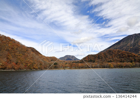 【一口價】從遊船上欣賞中禪寺湖的秋葉（栃木縣日光市） 136414244
