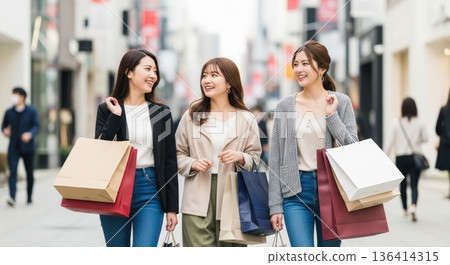 街景：時尚女性享受購物時光 136414315