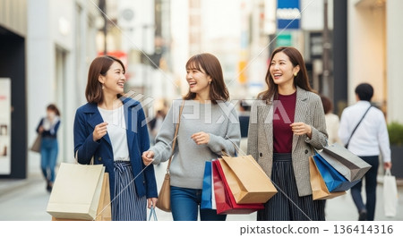 街景：時尚女性享受購物時光 136414316