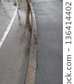 道路、白線、雨 136414402