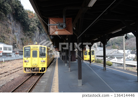 JR豐橋本線列車停靠在豐腴高田月台。 136414446