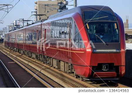 80000系特快列車「一鳥號」正在近鐵名古屋線上運行。 136414563