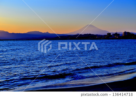冬日傍晚，茅崎海岸藍調時刻的富士山景色 136414718
