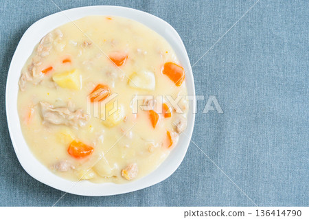 奶油燉菜盛在白色盤子裡 136414790