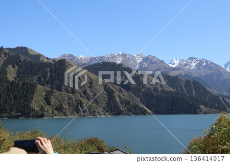 在中國絲路旅行:烏魯木齊天山天池風光 在中國絲路旅行:烏魯木齊天山天池風光 136414917