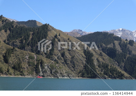 在中國絲路旅行：烏魯木齊天山天池風光 136414944