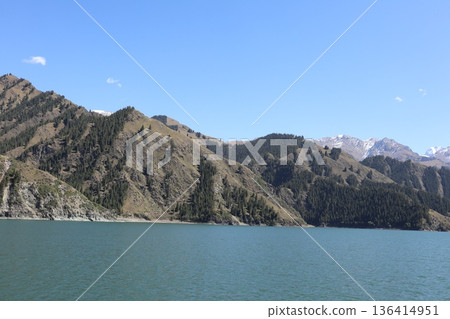 在中國絲路旅行:烏魯木齊天山天池風光 在中國絲路旅行:烏魯木齊天山天池風光 136414951