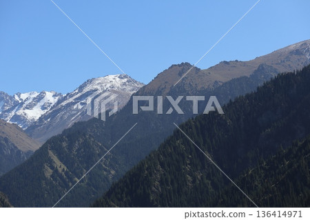 在中國絲路旅行:烏魯木齊天山天池風光 在中國絲路旅行:烏魯木齊天山天池風光 136414971