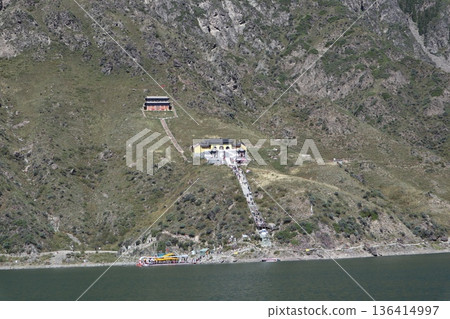 在中國絲路旅行:烏魯木齊天山天池風光 在中國絲路旅行:烏魯木齊天山天池風光 136414997