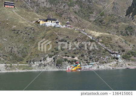 在中國絲路旅行:烏魯木齊天山天池風光 在中國絲路旅行:烏魯木齊天山天池風光 136415001