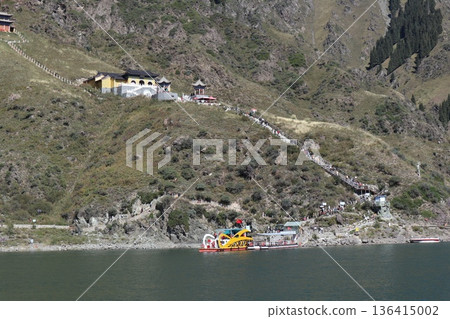 在中國絲路旅行:烏魯木齊天山天池風光 在中國絲路旅行:烏魯木齊天山天池風光 136415002