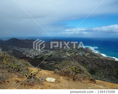 從可可角步道 (Koko Head Trail) 可以欣賞到美麗的景色，這是夏威夷很受歡迎的活動。 136415006