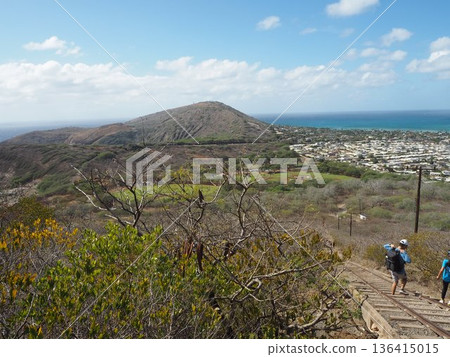從可可角步道 (Koko Head Trail) 可以欣賞到美麗的景色，這是夏威夷很受歡迎的活動。 136415015