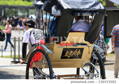 淺草旅遊路線上的人力車 淺草旅遊路線上的人力車 136415082