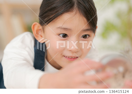 一個女孩看著地球 一個女孩看著地球 136415124