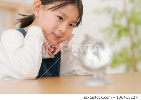 一個女孩看著地球 136415127