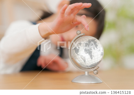 一個女孩看著地球 一個女孩看著地球 136415128