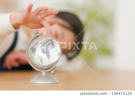 一個女孩看著地球 一個女孩看著地球 136415129