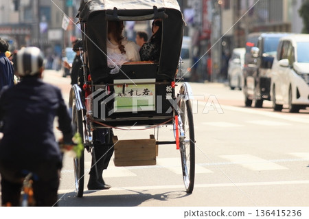 人力車在淺草疾馳 136415236