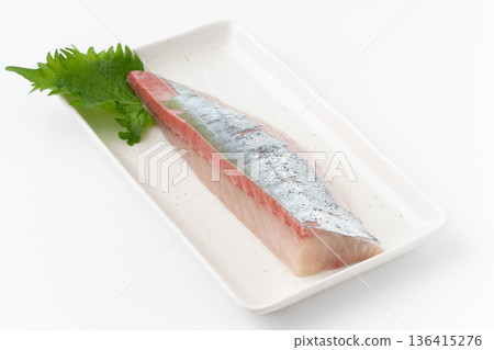 條紋鰺魚刺身,盛於白色背景的盤子中 條紋鰺魚刺身,盛於白色背景的盤子中 136415276
