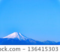 白雪皚皚的富士山和萬裡無雲的藍天 136415303