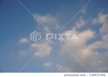 漂浮在藍天上的雲彩 136415306