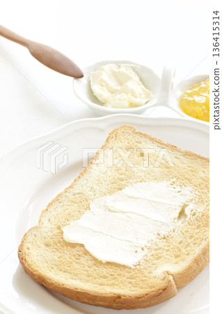 Toast with butter and marmalade 136415314