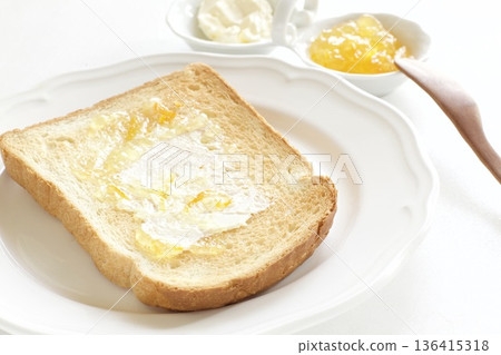 塗了奶油和橘子醬的吐司 136415318