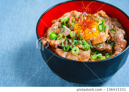 豬肉蓋飯，上面淋上蛋黃 136415331