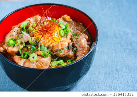 豬肉蓋飯，上面淋上蛋黃 136415332