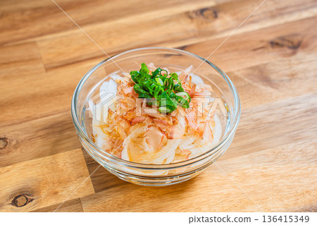 日式新洋蔥沙拉 136415349