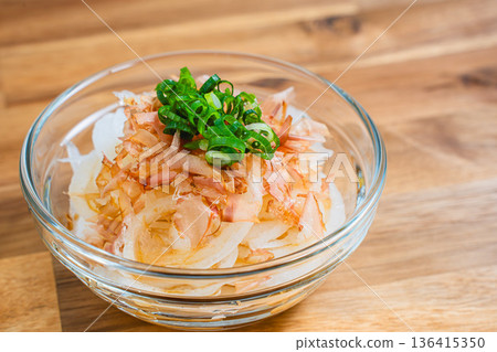 日式新洋蔥沙拉 136415350