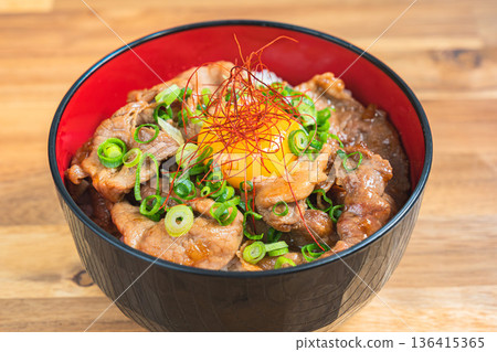 豬肉蓋飯，上面淋上蛋黃 136415365