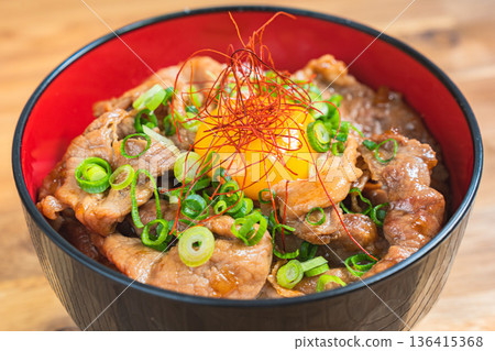 豬肉蓋飯,上面淋上蛋黃 豬肉蓋飯,上面淋上蛋黃 136415368