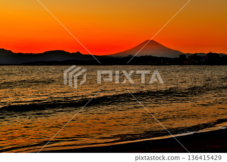 冬日傍晚，從茅崎海岸眺望富士山 136415429