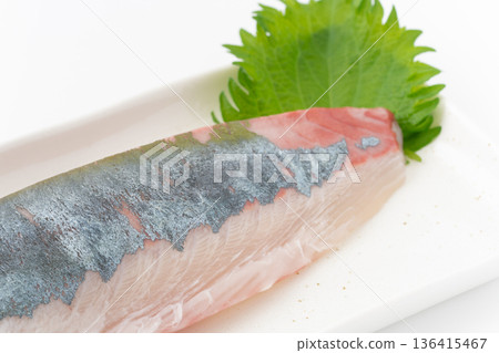 盤子裡的條紋鰺魚刺身特寫 盤子裡的條紋鰺魚刺身特寫 136415467