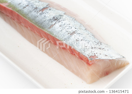 盤子裡的條紋鰺魚刺身特寫 136415471