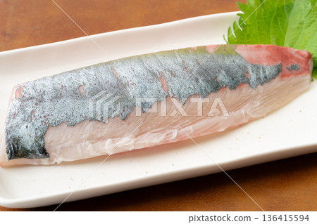 盤子裡的條紋鰺魚刺身特寫 136415594