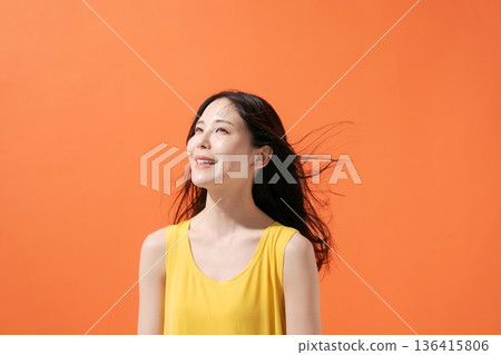 一個女人頭髮撫摸著風 136415806